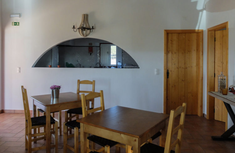 A sala de refeições com vista para a cozinha